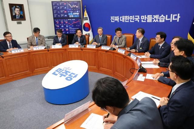 더불어민주당 진성준 정책위의장이 30일 서울 여의도 국회에서 상법 개정안 추진과 관련해 경제계 의견을 수렴하기 위해 경제6단체 부회장단과 간담회를 하고 있다 사진연합뉴스