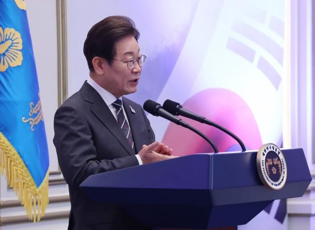 이재명 대통령이 27일 청와대 영빈관에서 열린 호국 보훈의 달 대통령의 초대 행사에서 인사말을 하고 있다 이번 행사에는 국가유공자 및 유족 보훈단체장 특별초청자 등이 참석했다사진연합뉴스