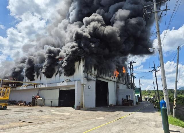 경북 영천의 한 공장에서 화재가 발생했다 사진경북도소방본부