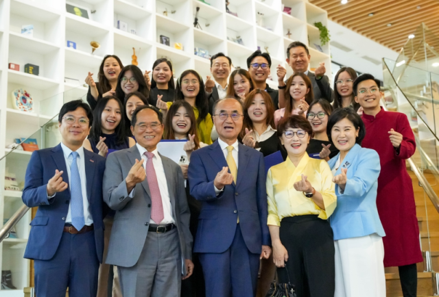 정석현 수산그룹 회장이 지난 27일현지시간 베트남 하노이 빈대학에서 자신이 장학금을 지원한 이 대학 장학생들과 만나 격려했다 사진빈대학 제공 