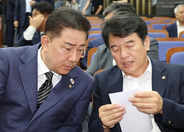 더불어민주당 김병기 당 대표 직무대행 겸 원내대표왼쪽과 문진석 원내수석부대표가 24일 국회에서 열린 의원총회에 참석해 대화하고 있다 사진연합뉴스