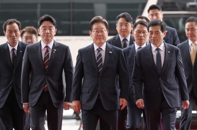 이재명 대통령이 26일 추가경정예산 시정연설을 위해 도착한 국회에서 환담장으로 이동하고 있다사진연합뉴스