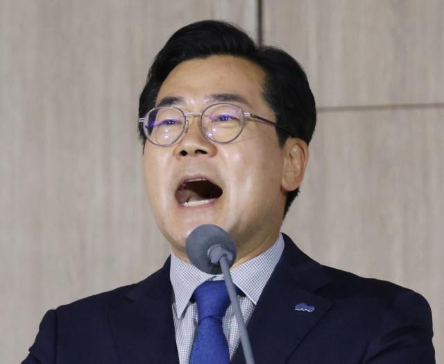 더불어민주당 최대 원외 조직이자 친명계 조직으로 꼽히는 더민주전국혁신회의가 29일 오후 청주 오스코에서 전국대회를 개최한 가운데 더불어민주당 당 대표 후보로 출마한 박찬대 의원이 행사에 참석해 정견발표를 하고 있다 사진연합뉴스