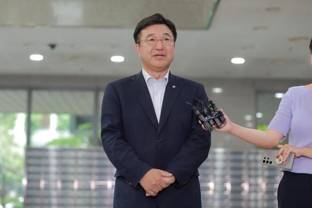 윤호중 행정안전부 장관 후보자가 30일 오전 서울 종로구 적선동에 마련된 인사청문회 준비 사무실로 출근하며 지명 소감을 밝히고 있다 20250630사진유대길 기자 dbeorlf123ajunewscom