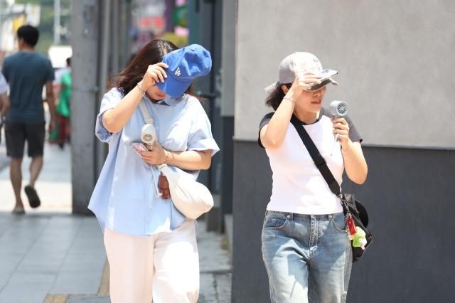 28일 대구에 폭염경보군위 제외가 내려진 가운데 중구 동성로에서 시민들이 햇볕을 가리며 발걸음을 옮기고 있다 2025628 사진연합뉴스