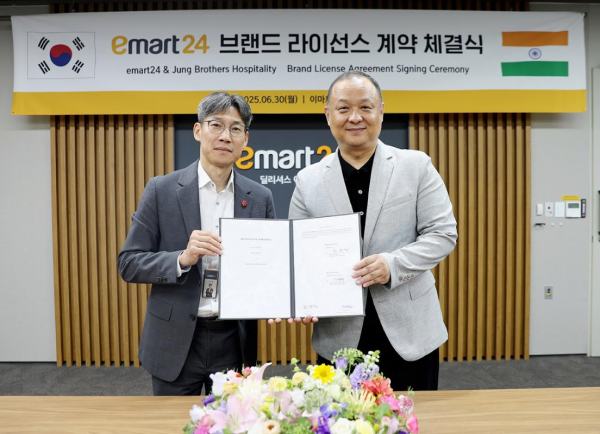 최진일 이마트24 대표왼쪽와 인도 시장 1세대 한인 사업가 피터 정 대표가 인도 진출을 위한 브랜드 라이선스 계약을 체결 후 기념 촬영을 하고 있다 사진이마트24