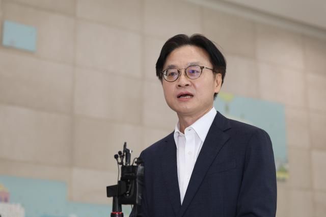 산업통상자원부 장관 후보자로 지명된 김정관 두산에너빌리티 사장이 30일 서울 강남구 한국기술센터에 마련된 인사청문회 준비사무실로 첫 출근을 하며 취재진의 질문에 답하고 있다 사진연합뉴스