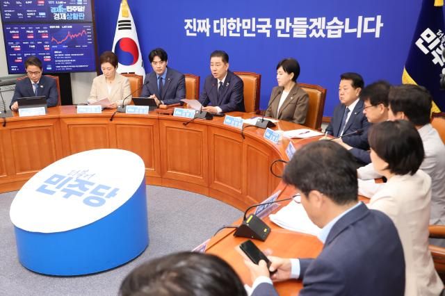 김병기 더불어민주당 당대표 직무대행 겸 원내대표가 지난 27일 서울 여의도 국회에서 열린 최고위원회의에서 발언하고 있다 사진연합뉴스