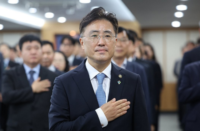 이진수 신임 법무부 차관이 30일 정부과천청사 법무부 대회의실에서 열린 자신의 취임식에서 국기에 경례하고 있다 사진연합뉴스