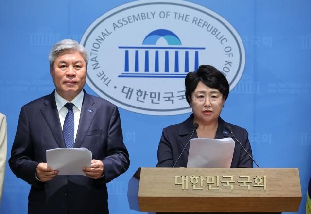 조국혁신당 김선민 당대표 권한대행을 비롯한 소속 의원들이 18일 서울 여의도 국회 소통관에서 검찰독재 정치보복 진상규명과 피해회복을 위한 특별법 발의 기자회견을 하고 있다 사진연합뉴스