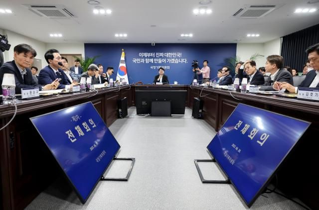 이한주 국정기획위원회 위원장이 30일 서울 종로구 국정기획위원회에서 열린 제3차 전체회의에서 발언하고 있다 사진연합뉴스