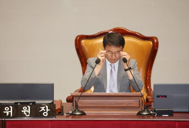 30일 국회에서 열린 예산결산특별위원회 전체회의에서 한병도 예결위원장이 안경을 고쳐쓰고 있다 사진연합뉴스