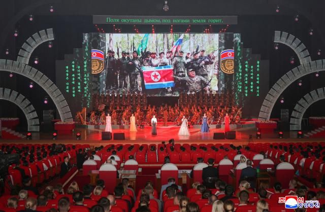 김정은 북한 국무위원장이 지난 29일 당 중앙위원회 본부청사에서 올가 류비모바 러시아 문화부 장관을 접견하고 공연을 관람했다고 조선중앙통신이 30일 보도했다 사진연합뉴스