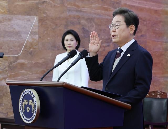 이재명 대통령이 4일 서울 여의도 국회에서 열린 제21대 대통령 취임선서식에서 취임 선서를 하고 있다 