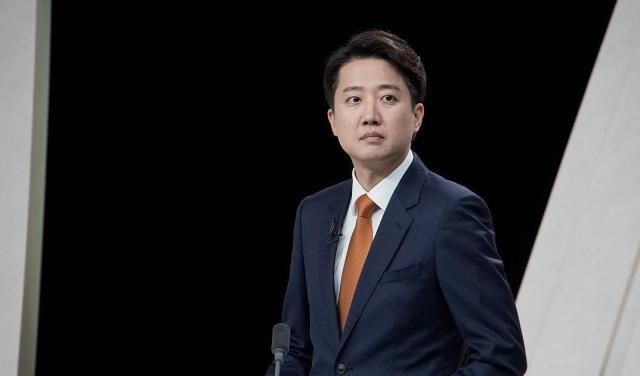 개혁신당 이준석 후보가 27일 서울 마포구 상암동 MBC 스튜디오에서 열린 정치 분야 TV토론회를 준비하고 있다 사진국회사진기자단