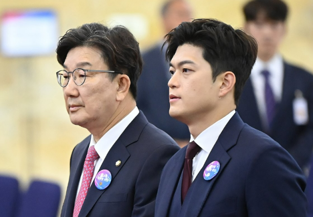 김용태 국민의힘 비상대책위원장오른쪽과 권성동 원내대표가 4일 서울 여의도 국회에서 열린 제21대 대통령 취임선서식에 참석했다 사진연합뉴스