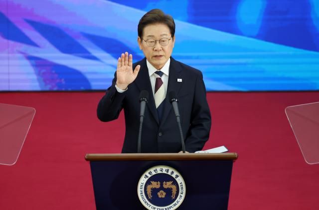 이재명 대통령이 4일 서울 여의도 국회에서 열린 제21대 대통령 취임 선서식에서 취임 선서를 하고 있다 사진연합뉴스