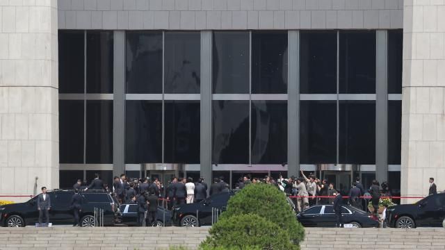 이재명 제21대 대통령이 4일 취임선서식이 열리는 서울 여의도 국회 본청에 도착하고 있다사진연합뉴스