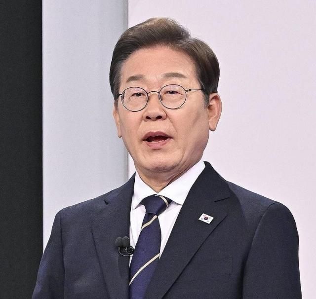 더불어민주당 이재명 대선후보가 18일 서울 마포구 상암동 SBS 프리즘센터 스튜디오에서 열린 제21대 대선 1차 후보자 토론회를 준비하고 있다 사진국회사진기자단