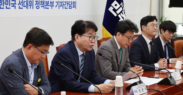 지난달 서울 여의도 국회에서 열린 21대 대통령선거 더불어민주당 10대 정책공약 기자간담회에서 이한주왼쪽 두번째 총괄선거대책본부 정책본부 본부장이 발언하고 있다 사진연합뉴스