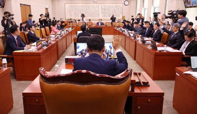 지난달 14일 국회에서 열린 법원조직법·공직선거법·헌법재판소 등을 심사하는 법제사법위원회 전체 회의에서 공직선거법 일부개정법률안을 거수 표결하고 있다 사진연합뉴스