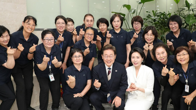 이재명 대통령이 4일 서울 여의도 국회에서 열린 제21대 대통령 취임선서식을 마치고 청소근로자들과 인사를 하고 있다 사진연합뉴스