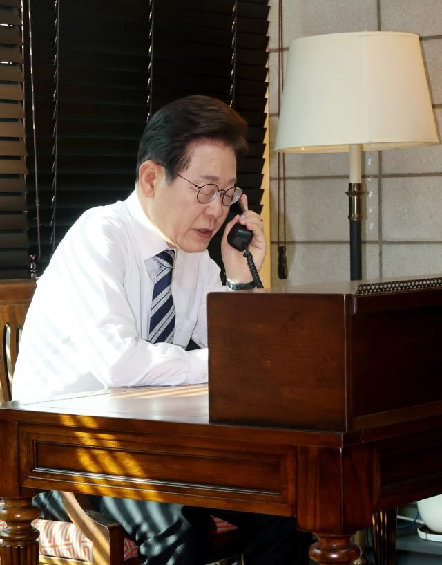 이재명 대통령이 4일 인천 계양구 사저에서 김명수 합참의장과 전화 통화하며 군 통수권 이양 보고를 받고 있다사진연합뉴스