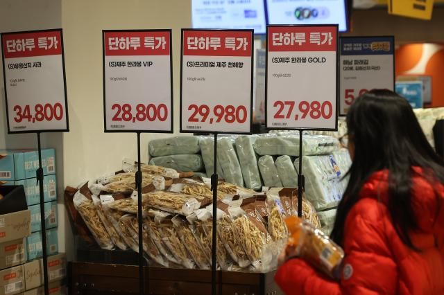 대형마트 장바구니 대표품목 초저가 경쟁 서울연합뉴스 류효림 기자 2일 서울 시내 대형마트에서 시민들이 장을 보고 있다 새해 들어 고물가와 경기 침체가 이어지면서 불황형 소비가 확산하자 대형마트들이 소비자들이 주로 찾는 장바구니 대표품목을 더 싸게 선보이는 초저가 경쟁에 나섰다 대형마트들은 물가 안정을 위해 이들 품목 제품을 대상으로 이윤 축소를 감수하면서도 가격을 더 낮추고 자체 브랜드PB 상품을 확대하고 있다 202522 ryousantaynacokr2025-02-02 143001 저작권자 ⓒ ㈜연합뉴스 무단 전재 재배포 금지 AI 학습 및 활용 금지저작권자 ⓒ ㈜연합뉴스 무단 전재 재배포 금지 AI 학습 및 활용 금지