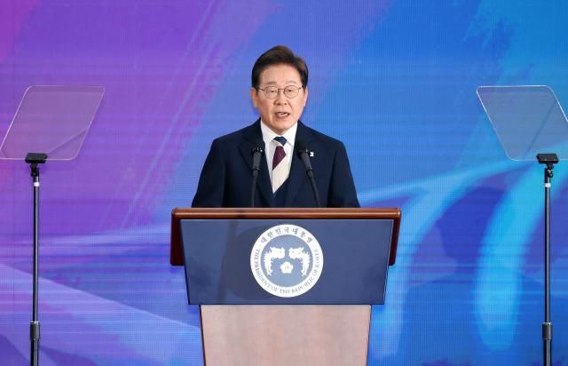 이재명 대통령이 4일 서울 여의도 국회에서 열린 제21대 대통령 취임선서식에서 국민께 드리는 말씀 연설을 하고 있다 사진연합뉴스