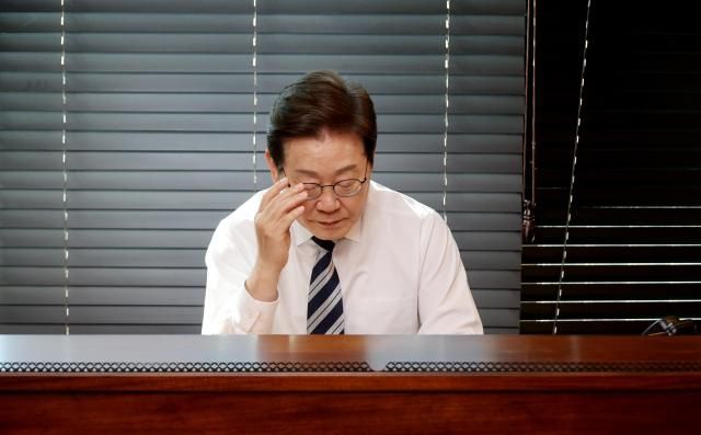 이재명 대통령이 4일 인천 계양구 사저에서 군 통수권 이양 보고를 받기 위해 김명수 합참의장과의 전화 통화를 준비하고 있다 202564 사진연합뉴스