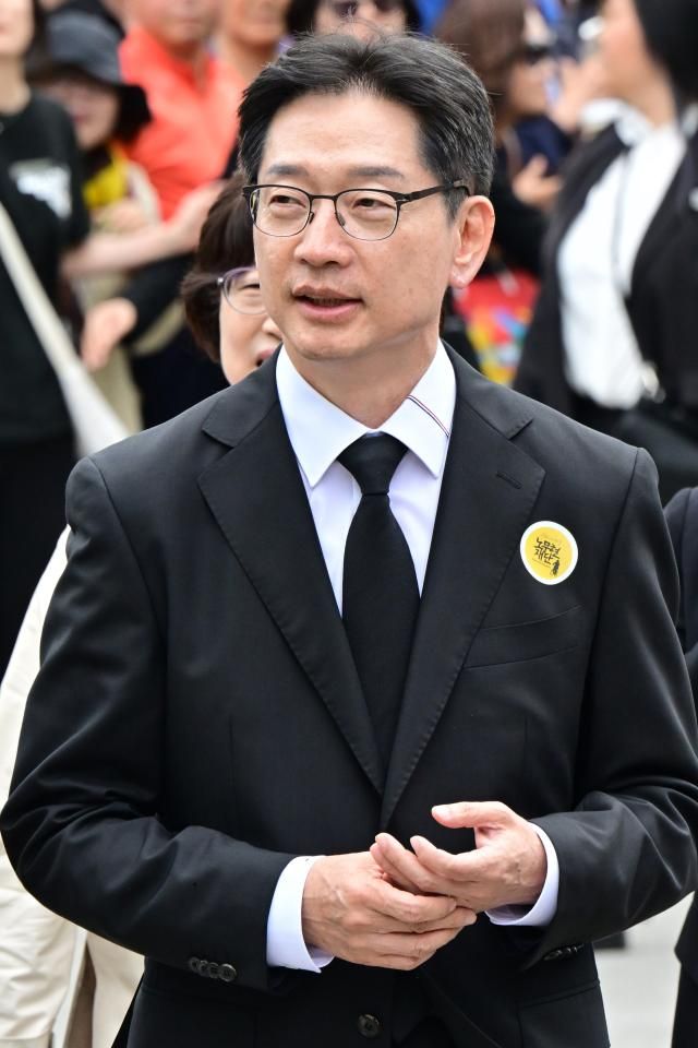 더불어민주당 김경수 총괄선대위원장이 5월 23일 경남 김해시 봉하마을에서 열린 고 노무현 전 대통령 16주기 추도식에 참석하고 있다 사진사진공동취재단