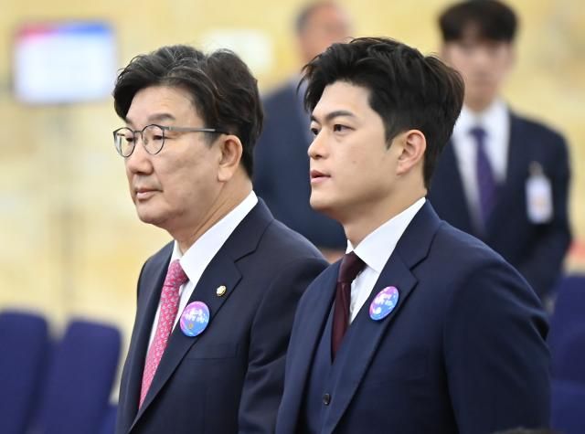 김용태 국민의힘 비상대책위원장오른쪽과 권성동 원내대표가 4일 서울 여의도 국회에서 열린 제21대 대통령 취임선서식에 참석하고 있다 사진연합뉴스