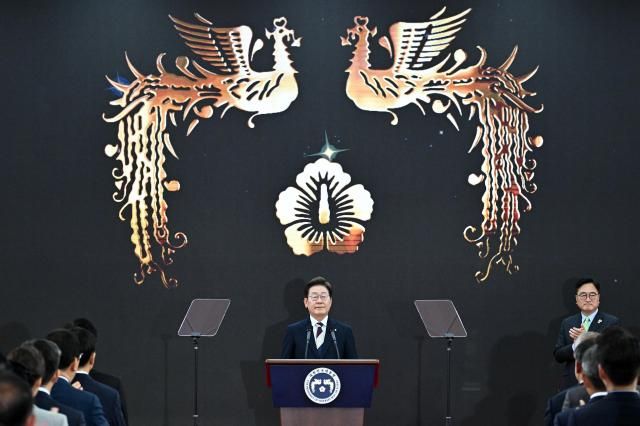 이재명 대통령이 4일 서울 여의도 국회에서 열린 제21대 대통령 취임선서식에서 박수를 받고 있다 202564 사진연합뉴스 국회사진기자단