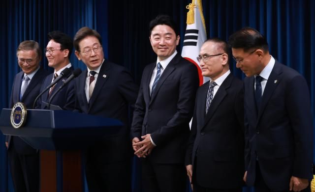 이재명 대통령이 4일 서울 용산 대통령실 청사에서 열린 새 정부 첫 인사 발표를 하며 황인권 대통령경호처장에게 경호 관련 당부를 하고 있다 사진연합뉴스