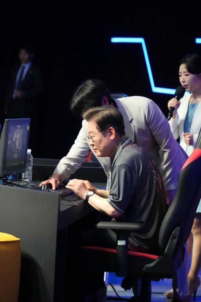 이재명 대통령이 지난달 17일 조선대학교에서 열린 게임 산업 간담회에 참석해 게임을 체험해보고 있다 사진강유정 의원실