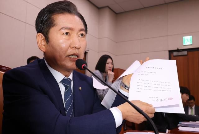 5월 14일 국회에서 열린 법원조직법·공직선거법·헌법재판소 등을 심사하는 법제사법위원회 전체회의에서 더불어민주당 소속 정청래 위원장이 대법관들의 불출석 사유서를 보여주고 있다 사진연합뉴스