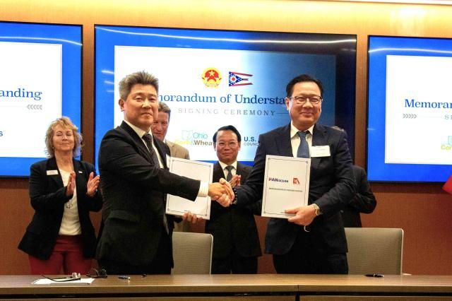 정도식 팬오션 싱가폴법인장왼쪽이 지난 4일 미국산 곡물 공급을 위한 업무협약 체결식에서 응우옌 투안 남Nguyen Tuan Nam 카이안Khai Anh 회장 