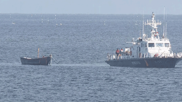 북한 주민 4명이 2023년 10월 소형 목선을 타고 동해 북방한계선NLL 아래로 내려와 속초 앞바다에서 우리 어민에 의해 발견됐다 군 당국이 소형 목선을 양양군 기사문항으로 예인하고 있다 20231024 사진연합뉴스 