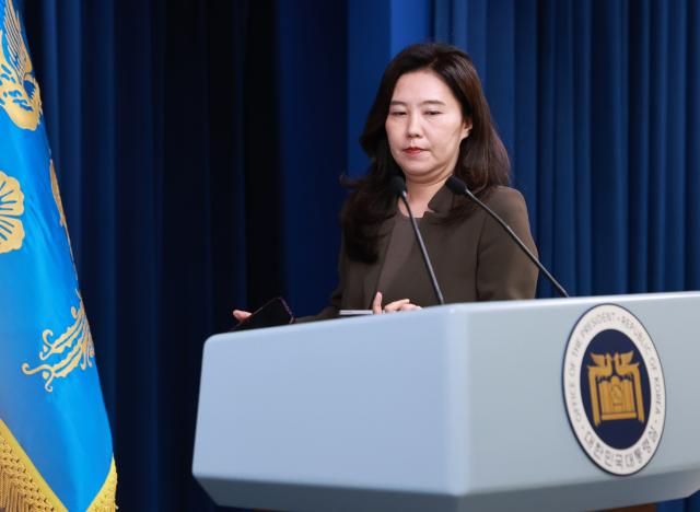 강유정 대통령실 대변인이 4일 서울 용산 대통령실 청사에서 현안 브리핑을 하기 위해 마이크 앞으로 향하고 있다사진연합뉴스