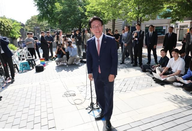 김민석 국무총리 후보자가 5일 서울 종로구 통의동 금융감독연수원에 마련된 인사청문회 준비 사무실로 첫 출근을 하며 밝은 표정을 짓고 있다 사진연합뉴스 