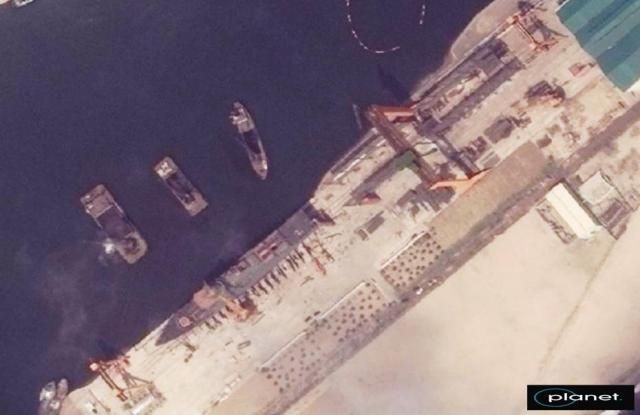 지난 21일 북한이 김정은 국무위원장이 지켜보는 가운데 새로 건조한 5000톤급 구축함 진수식을 열었으나 함정을 제대로 물에 띄우지 못하고 크게 파손하는 사고가 발생했다 사진은 지난 15일 촬영된 청진조선소에서 건조를 마치고 진수 준비 중인 구축함의 위성사진 사진연합뉴스