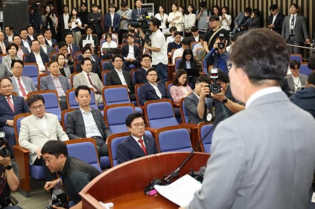 5일 서울 여의도 국회에서 열린 국민의힘 의원총회에서 의원들이 권성동 원내대표의 발언을 듣고 있다 사진연합뉴스