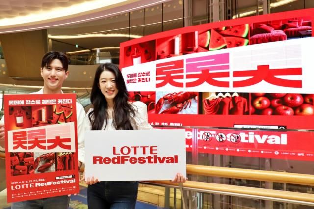서울 송파구 신천동에 있는 롯데월드몰 미디어 샹들리 앞에서 모델들이 롯데레드페스티벌을 홍보하고 있다 사진롯데