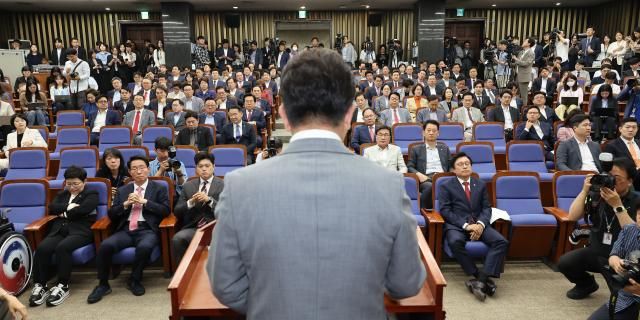 5일 서울 여의도 국회에서 열린 국민의힘 의원총회에서 의원들이 권성동 원내대표의 발언을 듣고 있다 사진연합뉴스