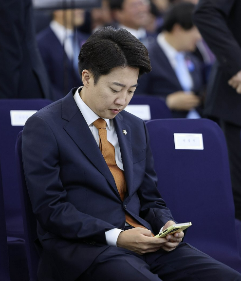 이준석 개혁신당 의원이 4일 서울 여의도 국회에서 열린 제21대 대통령 취임선서식에 참석해 휴대전화를 살펴보고 있다 사진연합뉴스