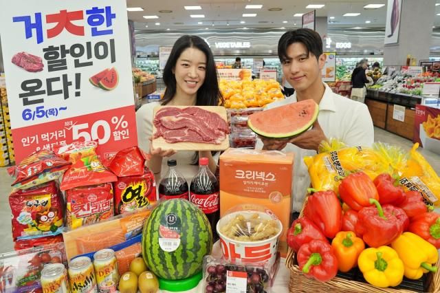 서울 중구 롯데마트 제타플렉스 서울역점에서 모델들이 롯데레드페스티벌을 홍보하고 있다 사진롯데