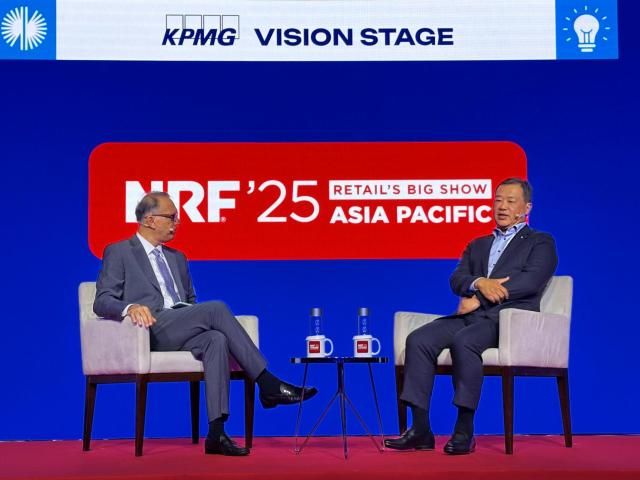 김상현 롯데유통군 총괄대표 부회장오른쪽이 3일현지시간 싱가포르 마리나 베이 샌즈 싱가포르에서 열린 NRF 빅 쇼 APAC 2025에서 비풀 차울라 페어프라이스그룹 최고경영자CEO와 대담하고 있다 사진롯데
