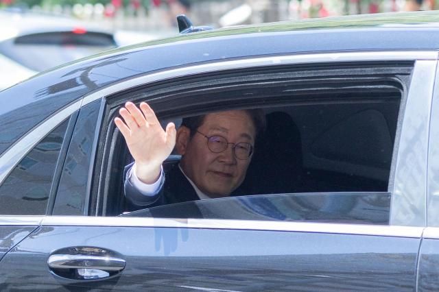 이재명 대통령이 4일 오후 서울 여의도 국회에서 열린 제21대 대통령 취임선서 및 오찬을 마친 뒤 차량을 타고 국회를 나서며 인사를 하고 있다 20250604사진유대길 기자 dbeorlf123ajunewscom