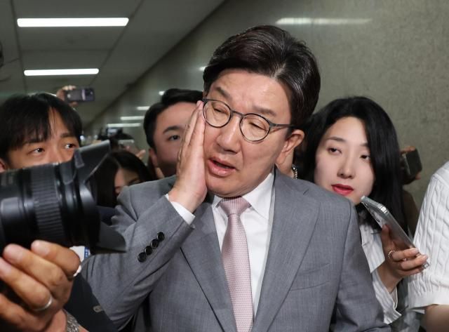 국민의힘 권성동 원내대표가 5일 서울 여의도 국회에서 국민의힘 비상대책위원장실을 나와 원내대표실로 향하던 중 몰려든 취재진의 카메라에 부딪힌 얼굴을 만지고 있다 사진연합뉴스