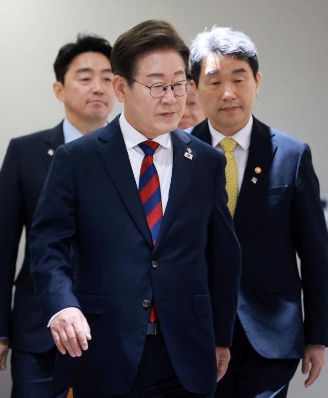 이재명 대통령이 5일 서울 용산 대통령실 청사에서 열린 국무회의에 입장하고 있다사진연합뉴스